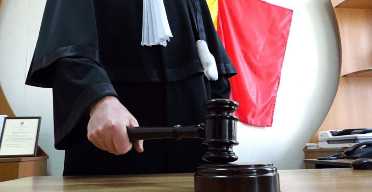 Judecătorul Emil Bulat, cercetat anterior pentru corupere, a fost repus în funcție de către CSM