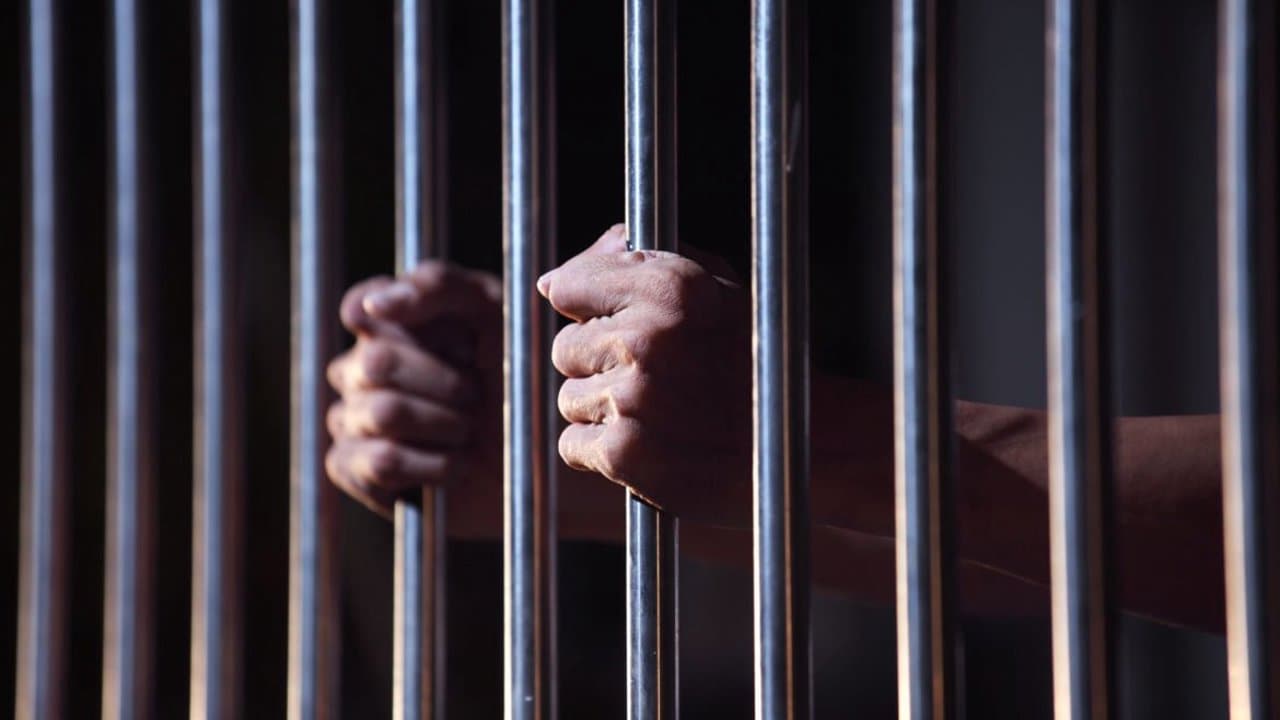 Ascundeau droguri în diverse locații din Chișinău și le vindeau. Trei persoane, trimise după gratii