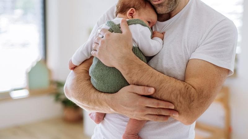 Tații de gemeni sau tripleți vor putea beneficia de un concediu paternal extins și indemnizație ajustată