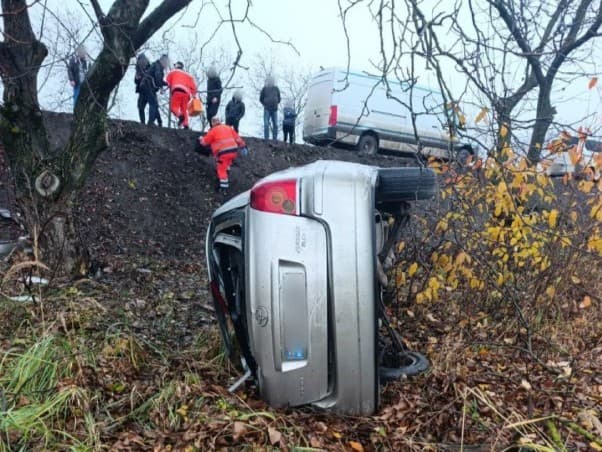 Accident grav la Ocnița. Un bărbat a murit, altul a ajuns la spital după ce s-a izbit cu mașina violent de un copac