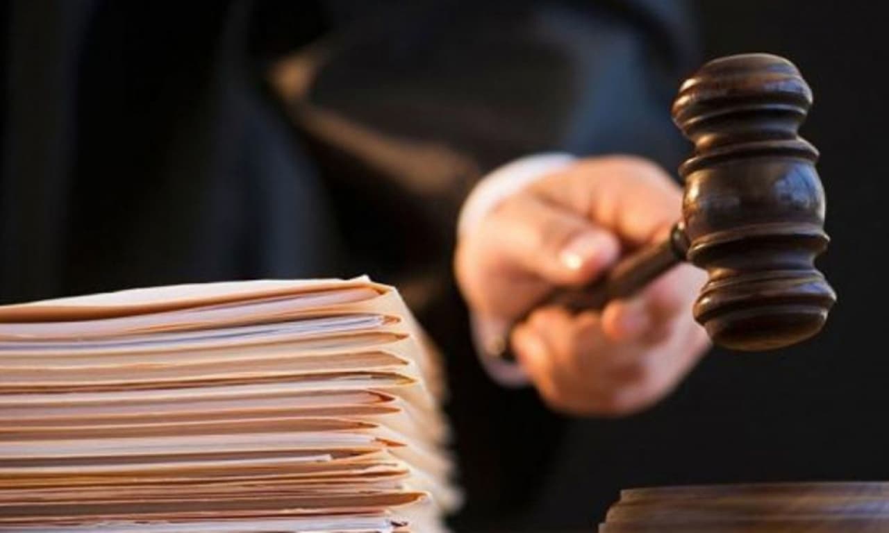 Și-a agresat soția cu un fier de călcat și a amenințat fiul cu un cuțit. Un bărbat din Fălești va ajunge pe banca acuzaților