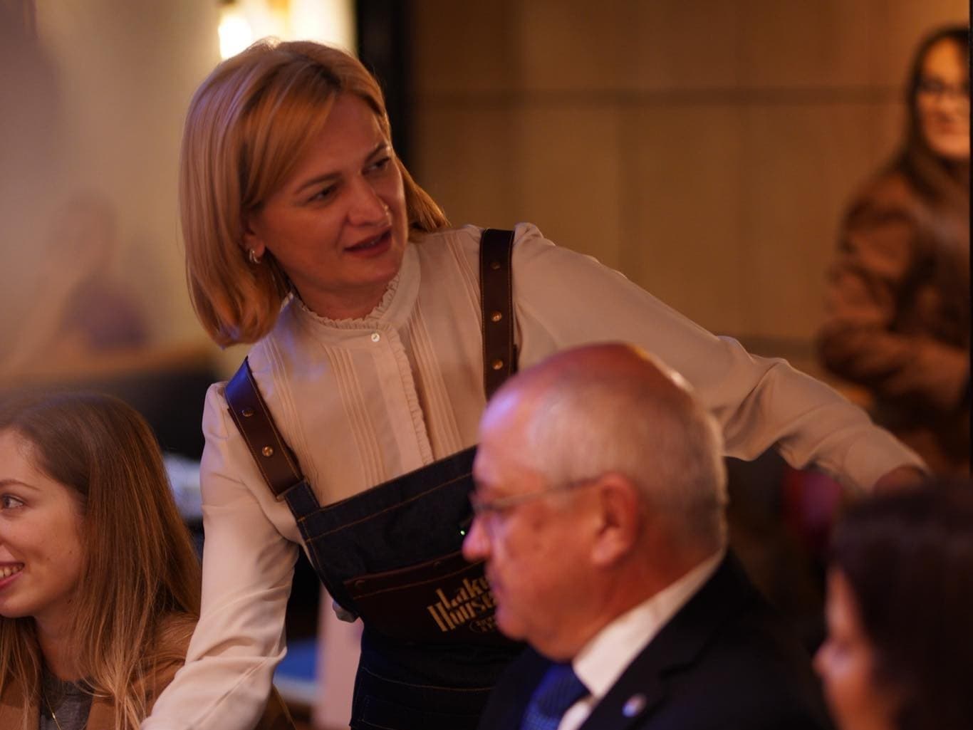 FOTO, VIDEO // Doina Gherman a devenit chelneriță pentru o seară. Cină caritabilă, la care demnitarii au adunat bani pentru cadouri de Crăciun