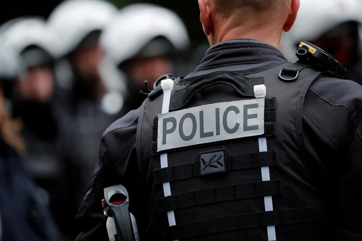 Trei fete, cu vârste între 18 şi 21 de ani, au fost arestate pentru punerea la cale a unui atentat la Paris