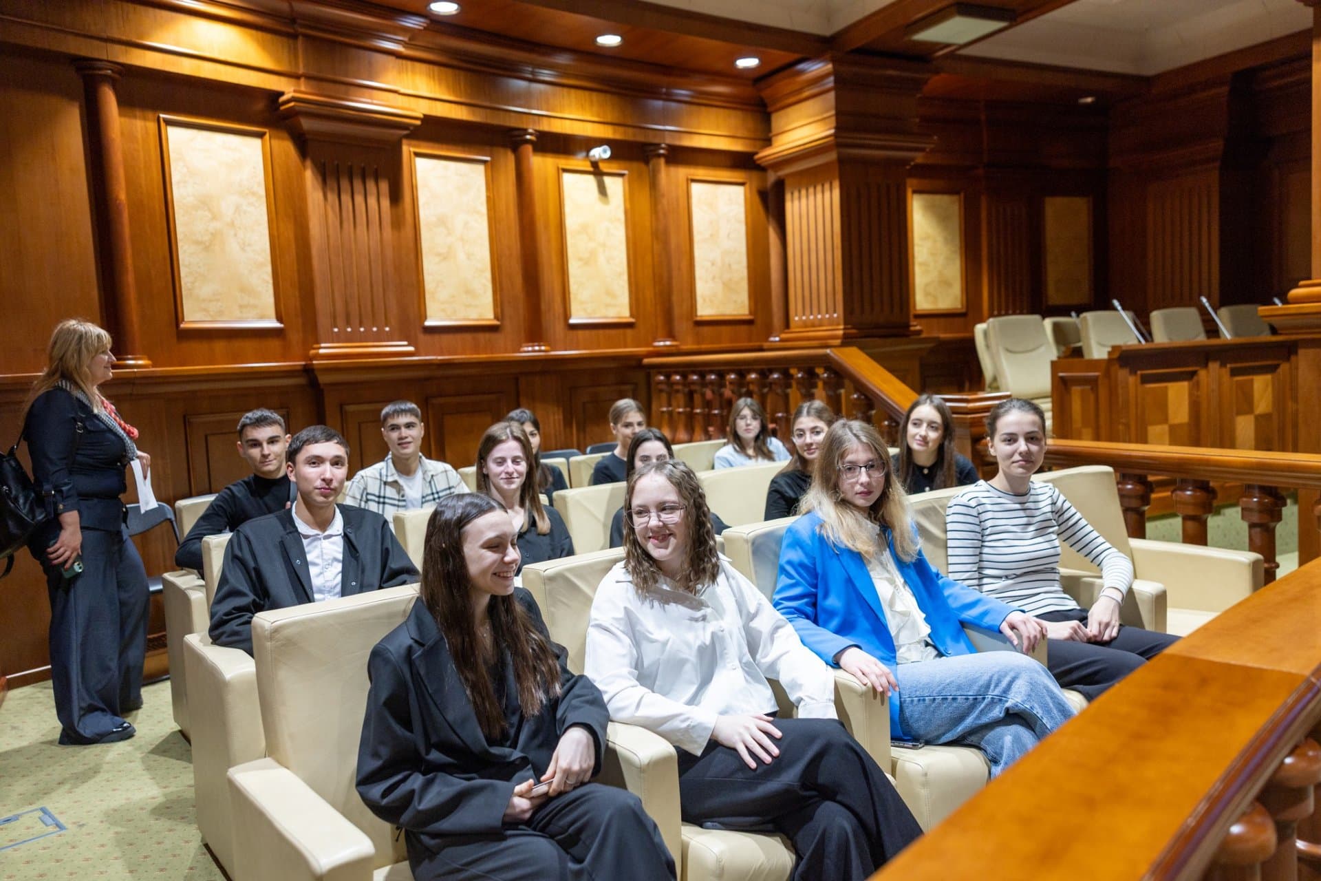 Turiști străini și elevi din R. Moldova, în vizită la Parlament
