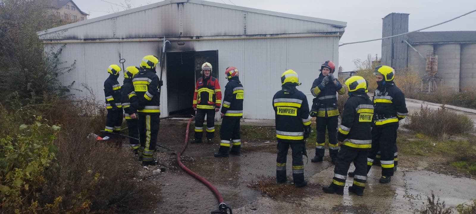 Nivel sporit de intervenție la Vatra. Locuințe temporare, cuprinse de flăcări