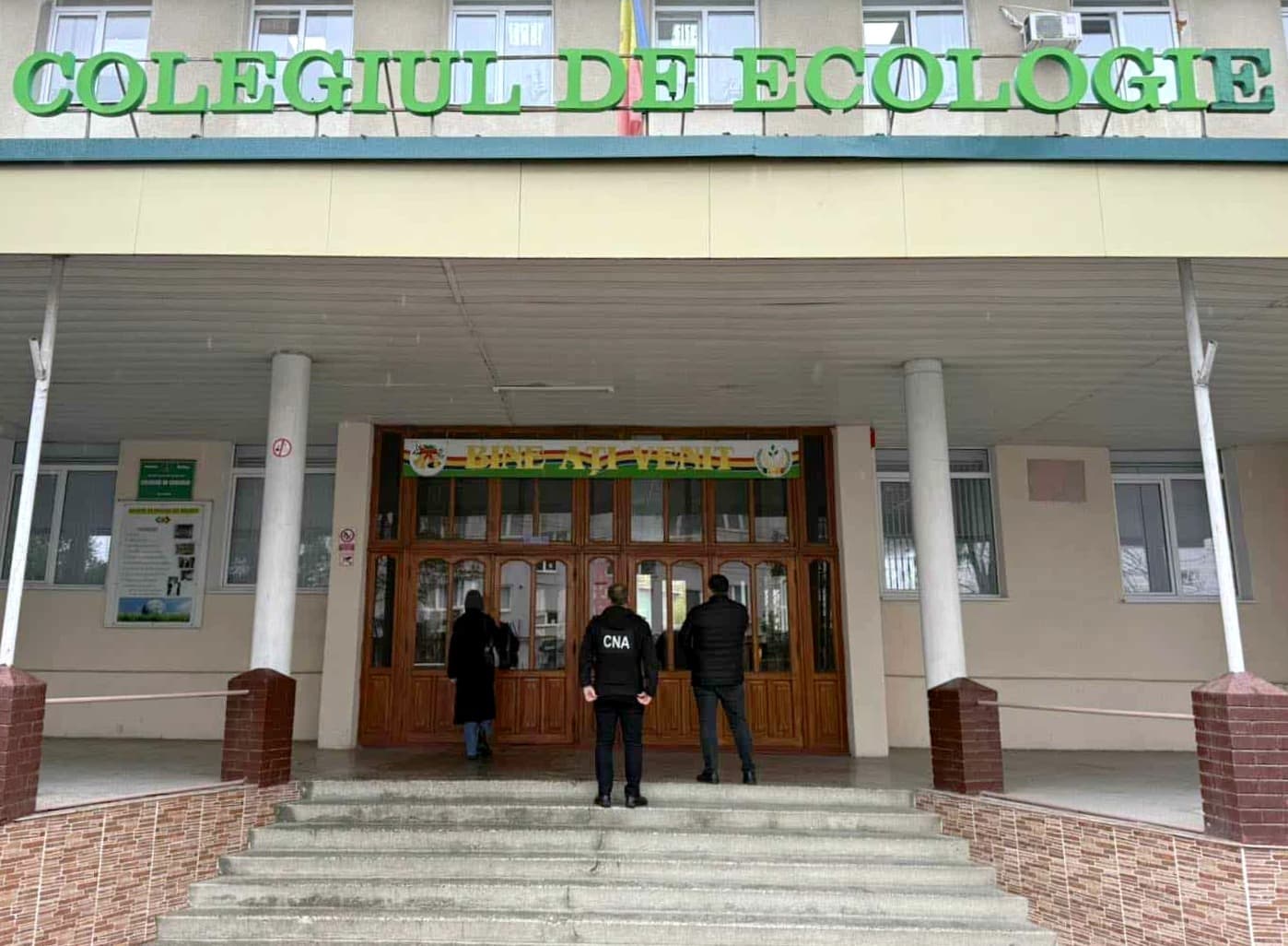 Percheziții CNA // Directorul unui colegiu din capitală și decanul unei facultăți, cercetați într-un dosar de corupere și trafic de influență