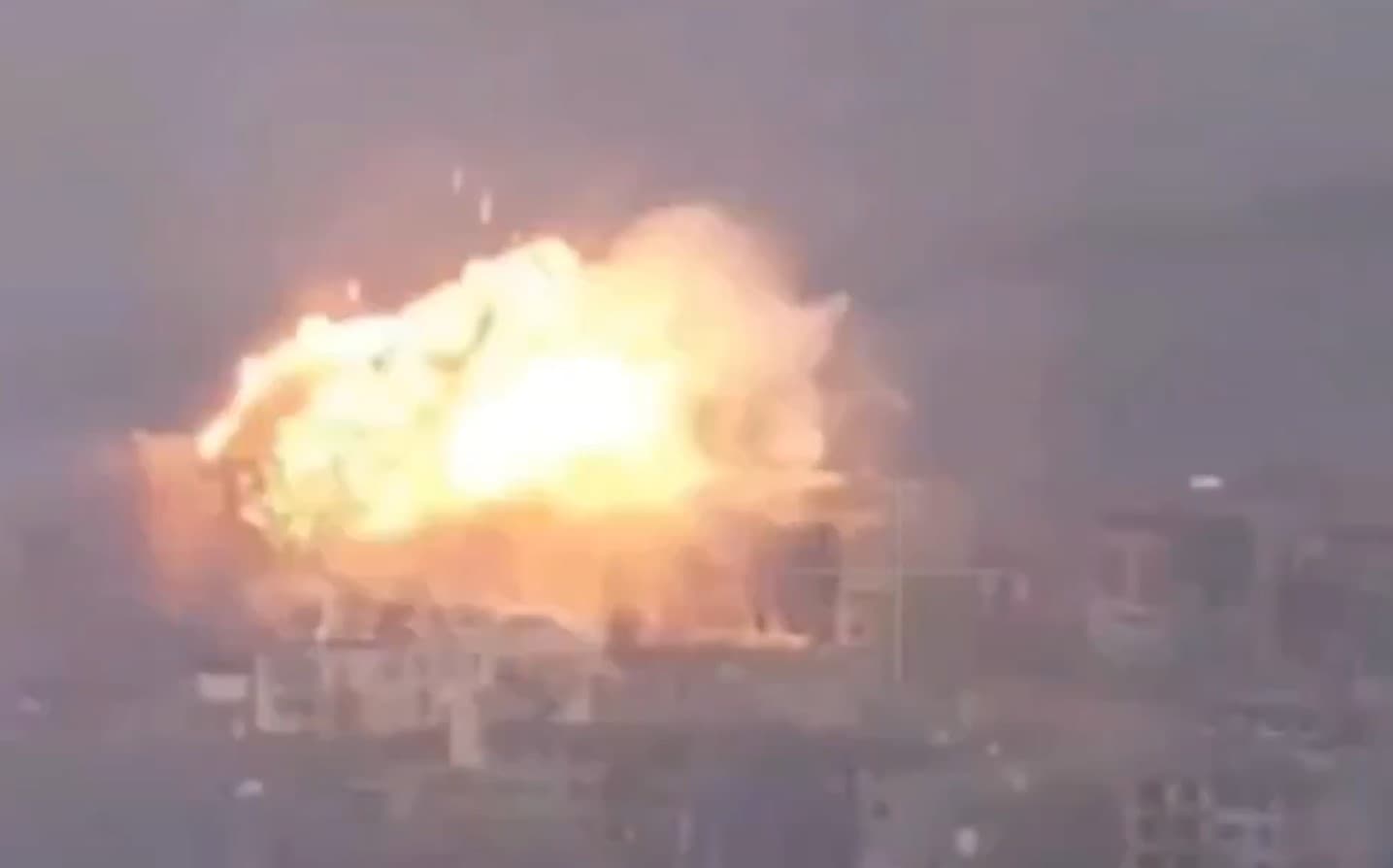 Imagini apocaliptice din Ucraina. Momentul în care o bombă spulberă un întreg bloc de locuințe în „Orașul păcii”