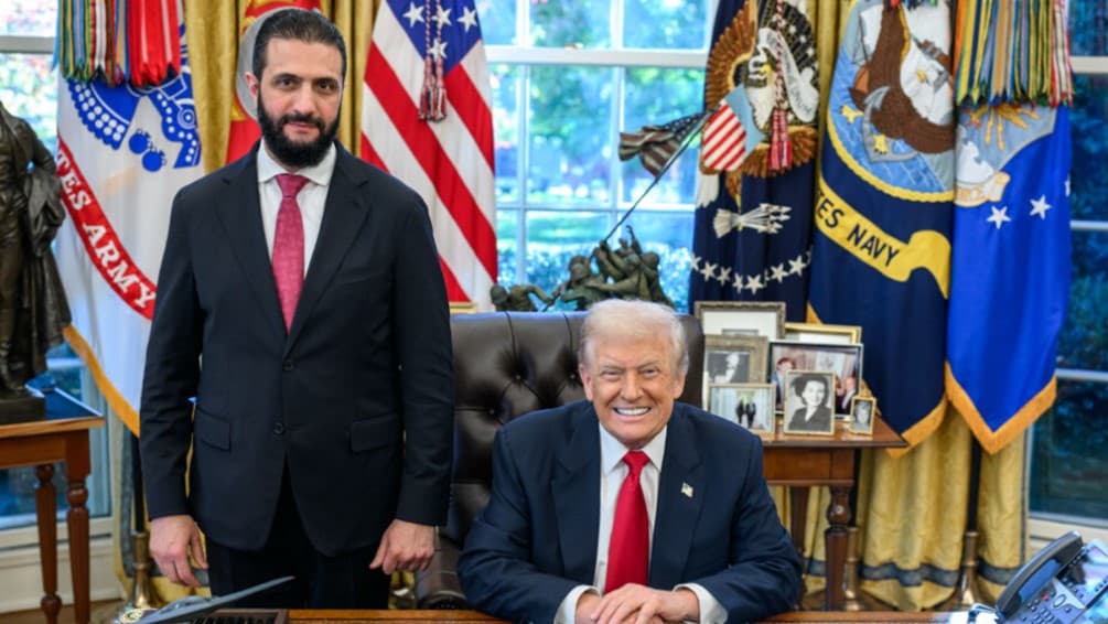 VIDEO // Marketing model Trump. Președintele american a pulverizat pe președintele sirian parfumul care-i poartă numele: „E cel mai bun”
