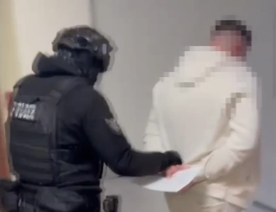 VIDEO // O tânără de 22 de ani din capitală, șantajată de trei indivizi. Suspecții, reținuți în flagrant