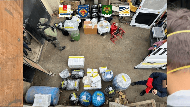 VIDEO // Cantități enorme de droguri, depistate în laboratoare clandestine. Stupefiante de peste 40 de milioane de lei, ridicate