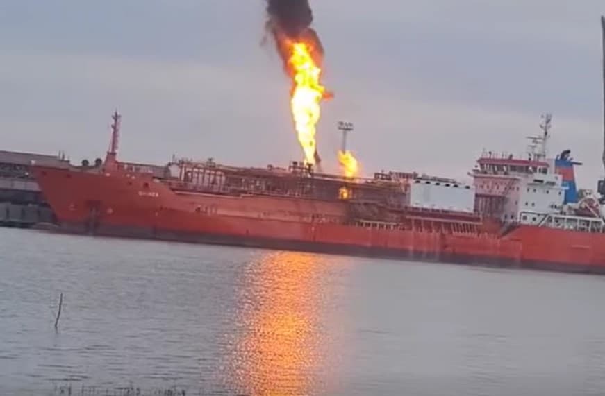 ВИДЕО // Румынский населенный пункт Плауру эвакуирован после того, как россияне обстреляли корабль с СУГ на украинской границе. Опасность взрыва на Дунае