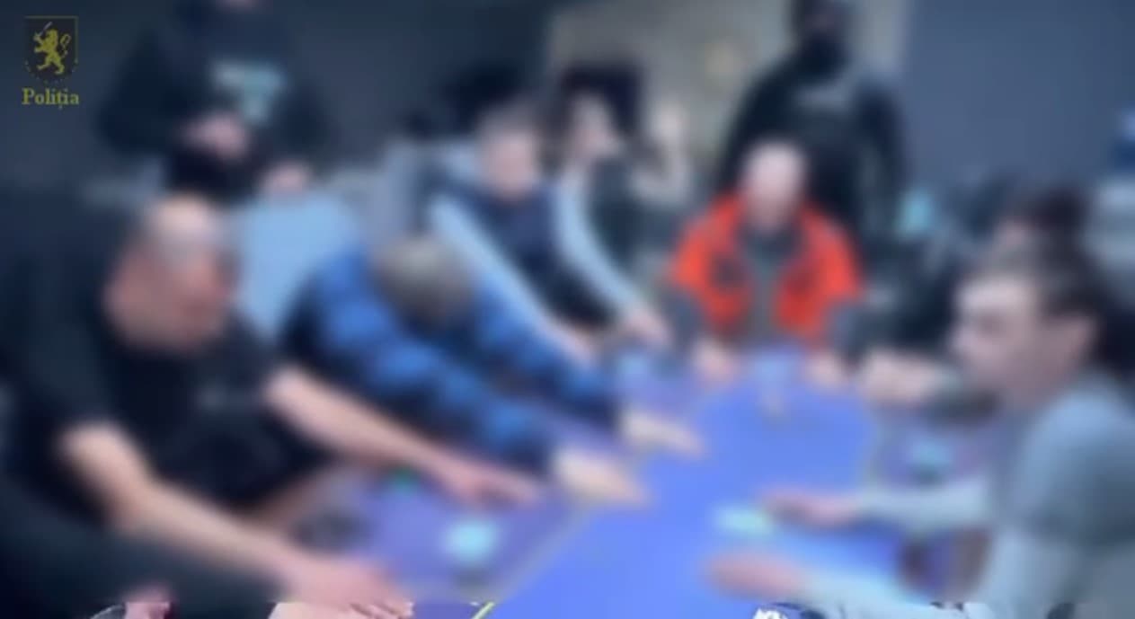 VIDEO // Saună transformată într-un „cazinou”, la Bălți. 12 persoane, prinse în flagrant de Poliție