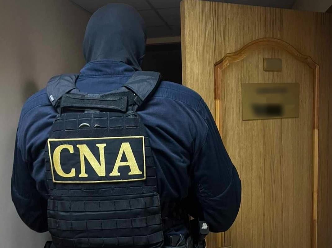 A primit bani pentru a scăpa un agresor familial de pedeapsă. Un polițist din Nisporeni, cercetat penal