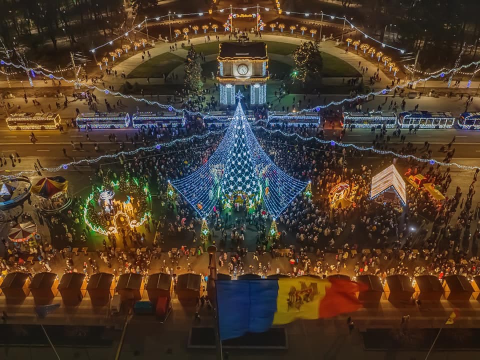 Pomul de Crăciun din Chișinău își aprinde luminițele pe 5 decembrie. Programul evenimentelor