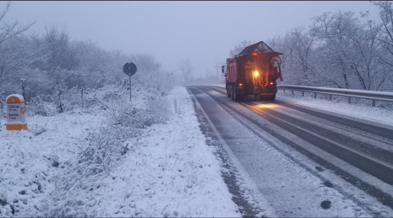 FOTO // Peste 60 de tone de sare tehnică, distribuită de drumari în această noapte