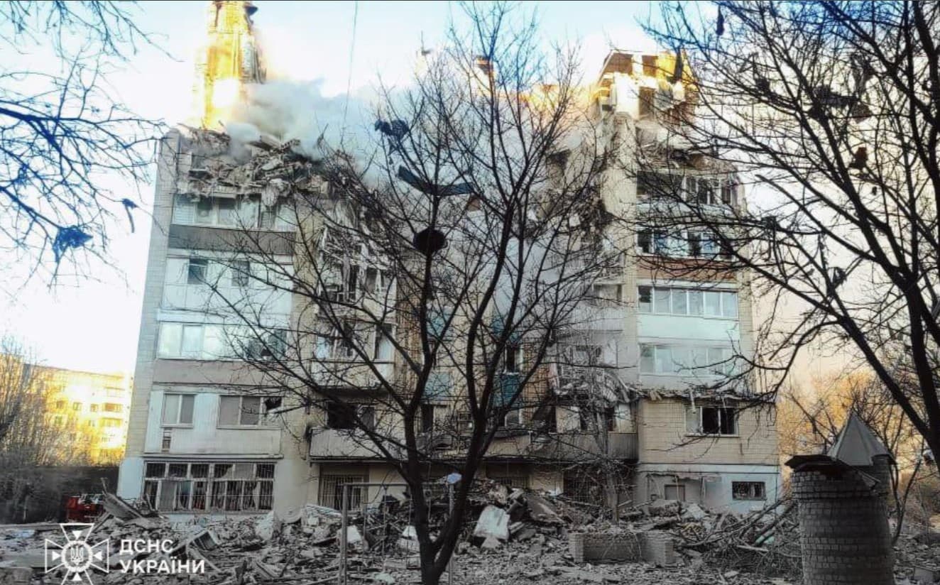 VIDEO // Momentul în care o rachetă rusească spulberă un bloc de locuințe și ucide 25 de persoane în Ucraina. Alte peste 70 sunt rănite