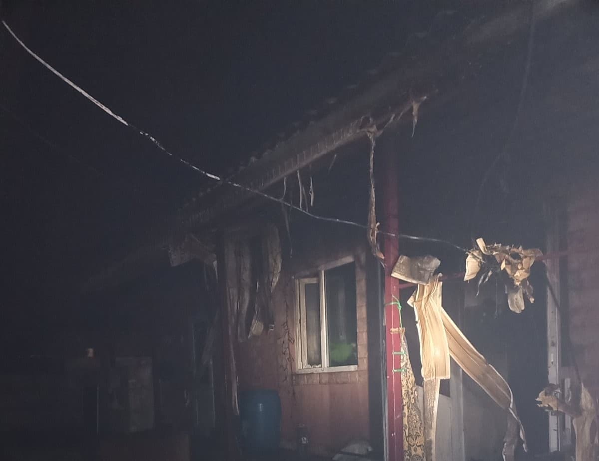 Incendiu în raionul Rîșcani: o casă din satul Aluniș, cuprinsă de flăcări în urma supraîncălzirii sobei