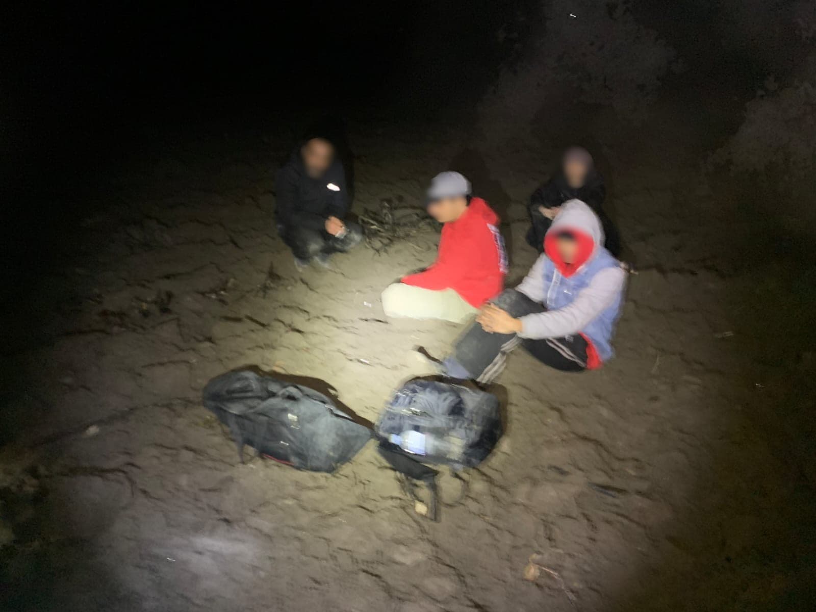 VIDEO // Au luat bani de la patru imigranți pentru a-i ajuta să treacă ilegal frontiera cu România. Doi moldoveni, reținuți în flagrant de Poliția de Frontieră