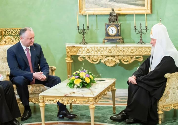 Dodon arată, din nou, cui îi este credincios. L-a felicitat cu ocazia zilei de naștere pe patriarhul Kiril, cel care le-a promis raiul invadatorilor ruși din Ucraina