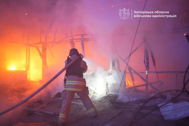 FOTO // Atac rusesc în timpul nopții asupra Zaporojie: 5 oameni au murit. Bilanț după bombardamentul de la Ternopil: 28 de morți
