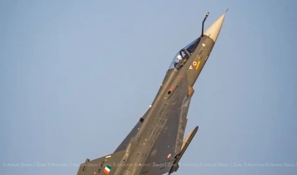 VIDEO // Momentul în care un avion militar se prăbușește în timpul unei demonstrații la Dubai Air Show. Pilotul nu a supraviețuit