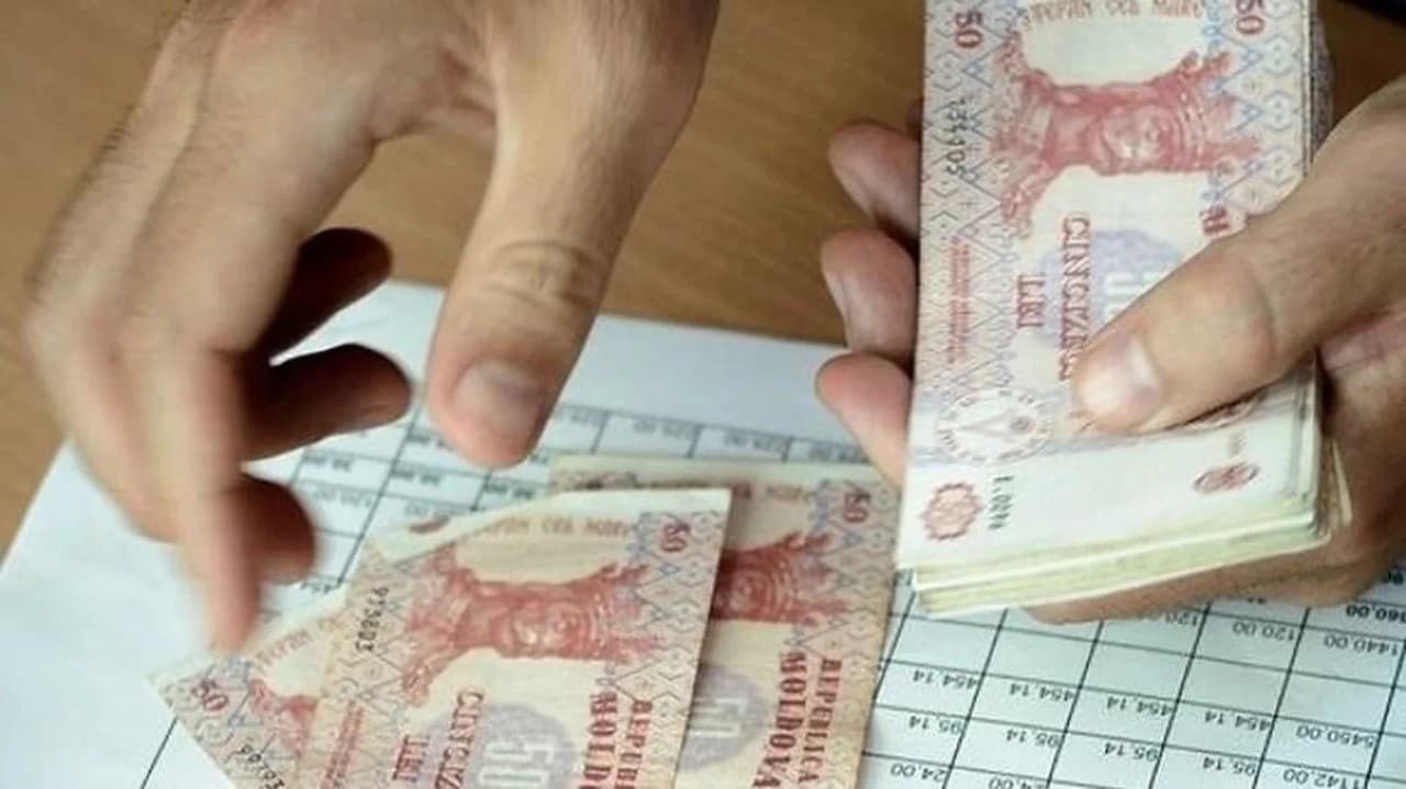 Statul propune un salariu minim de 6 300 de lei pentru anul viitor