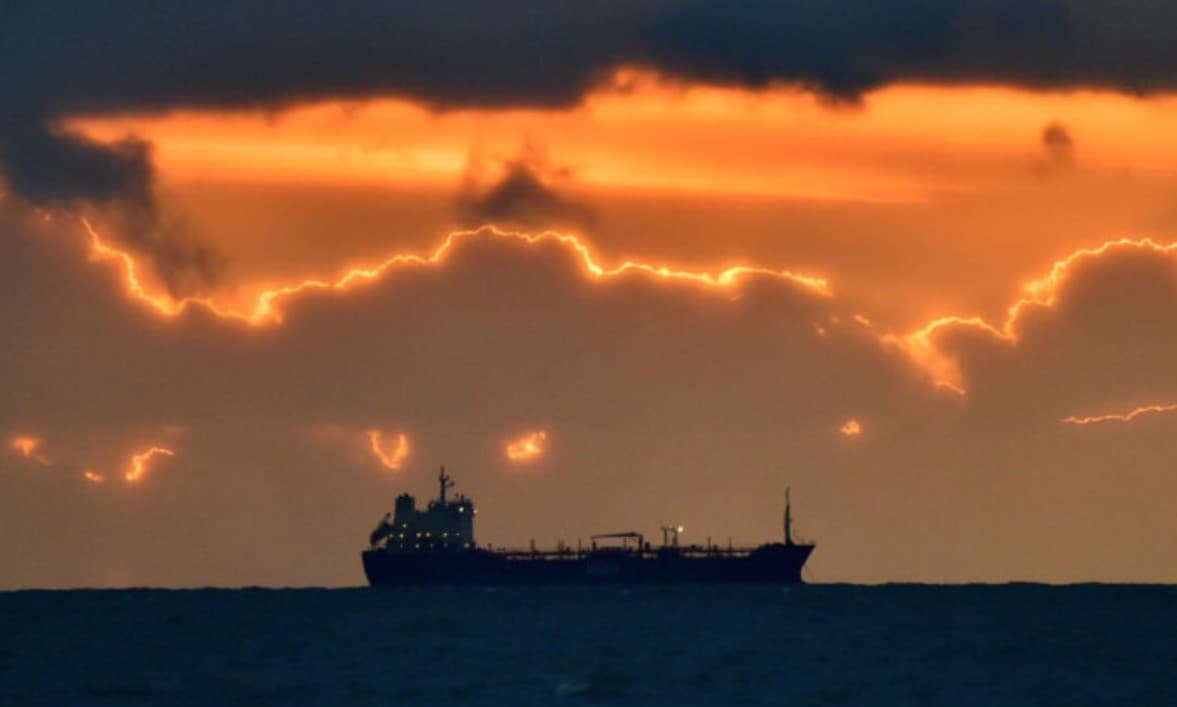 Milioane de barili de petrol rusesc riscă să rămână în derivă pe mare. Ce impact au sancțiunile SUA asupra rutelor comerciale globale