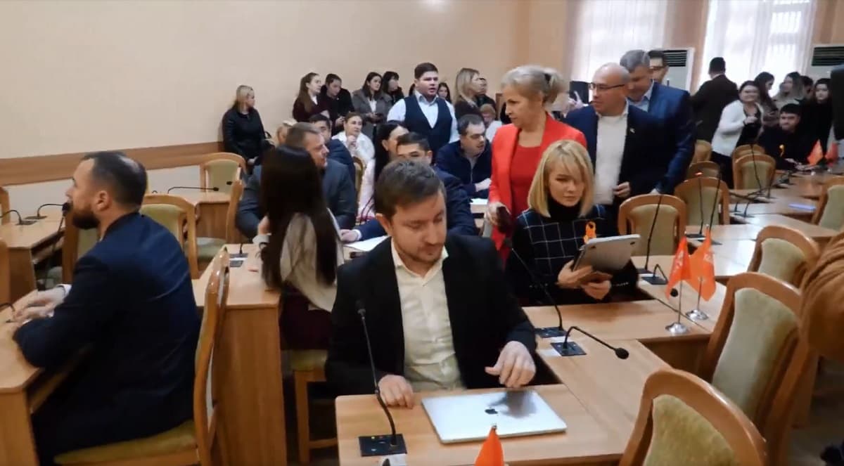 Ceartă ca la ușa cortului! Consilierii din CMC s-au luat la harță pe seama unui proiect de majorare a salariilor angajaților din instituțiile municipale