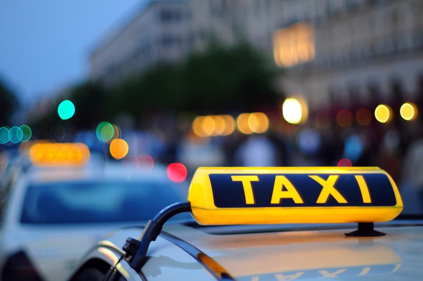 Nereguli la prestatorii de servicii de taxi. FISC-ul a aplicat amenzi de peste 15 mii de lei