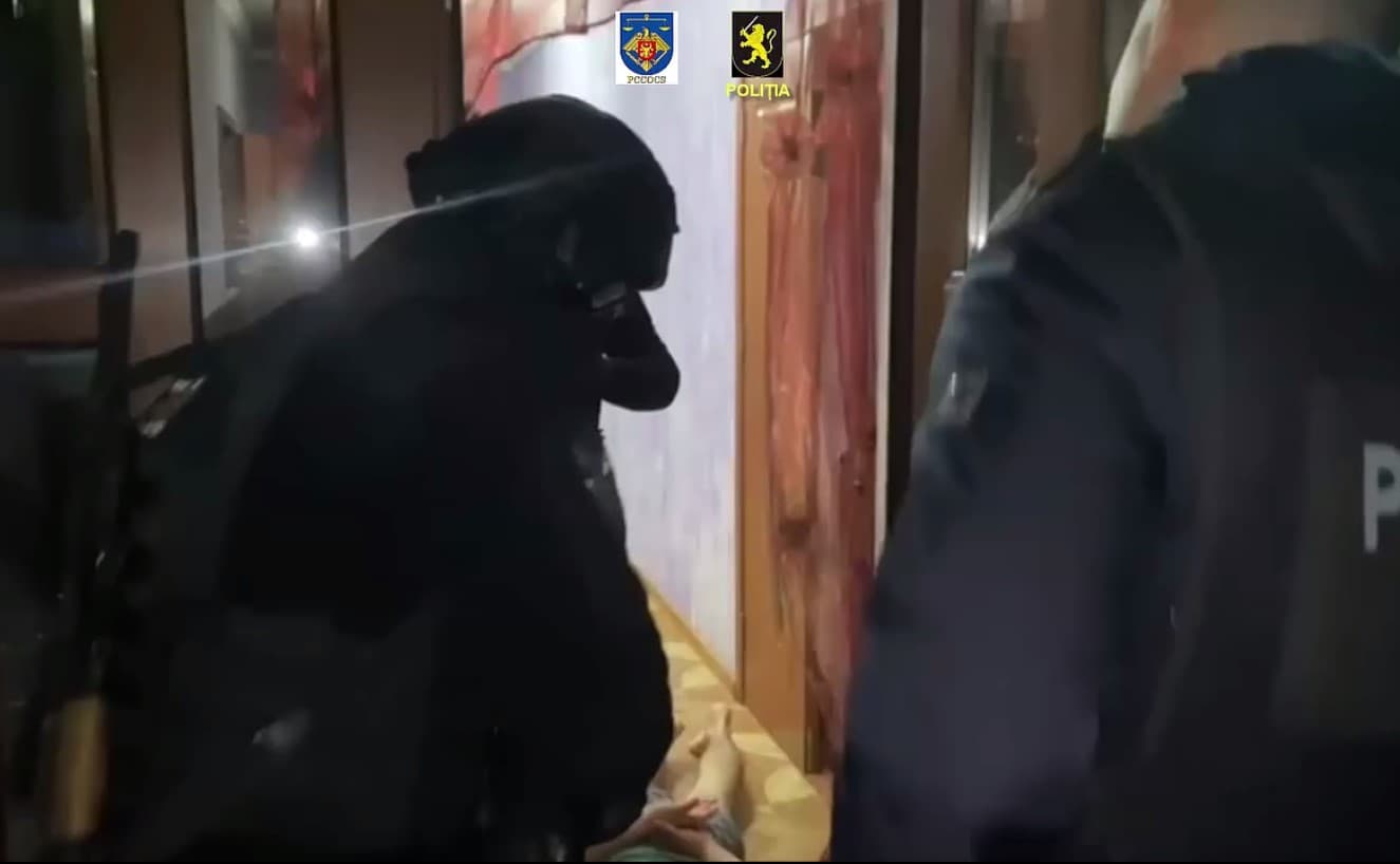 VIDEO // Percheziții la Chișinău și Strășeni într-un dosar de falsificare a cărților de identitate și permiselor de conducere românești