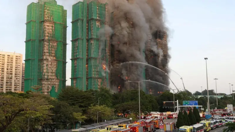 Cinci zgârie nori au luat foc în Hong Kong într-un complex cu 2.000 de apartamente .Mulți oameni sunt prinși în turnurile în flăcări