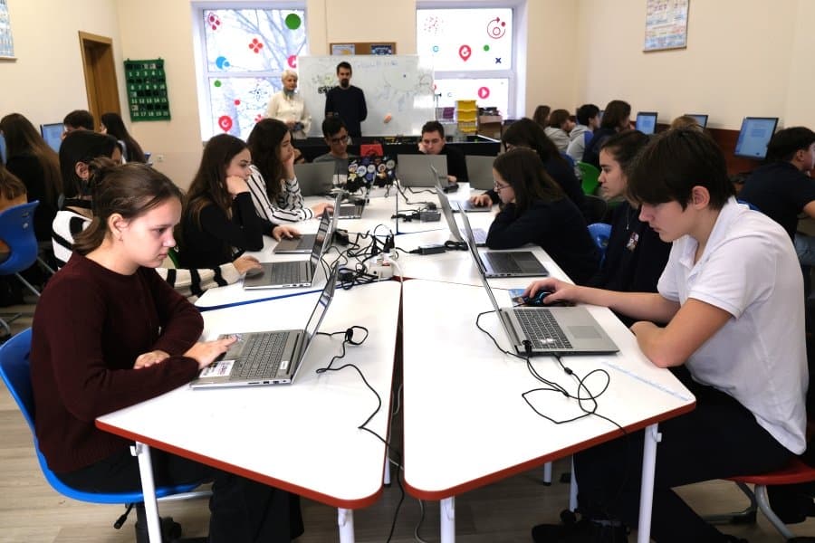 Circa 3200 de elevi din clasele IX-a și XII-a au participat la testarea națională a competențelor digitale