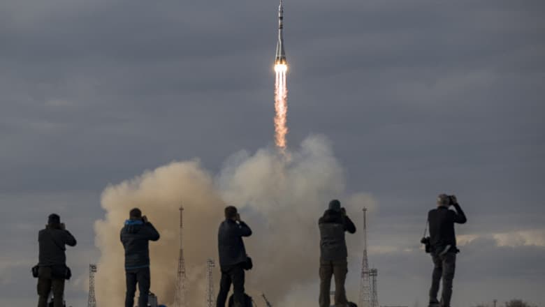 Россия впервые за 60 лет не может отправить людей в космос. «Запуски отложены на неопределенный срок»