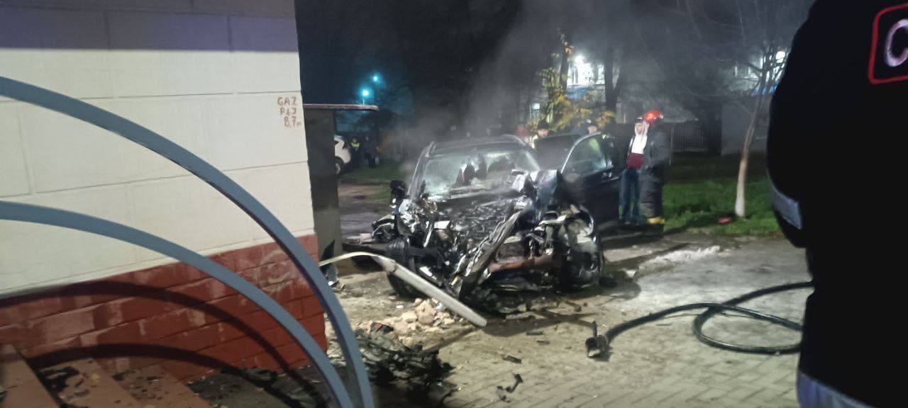 Mașină în flăcări pe strada Gheorghe Asachi din capitală: șoferul de 26 de ani, transportat la spital