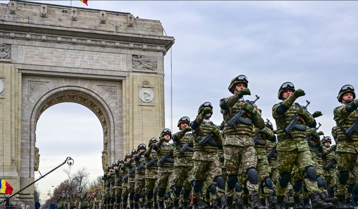 Румыния // Румынские и иностранные военнослужащие из структур НАТО пройдут маршем под Триумфальной аркой в Национальный день