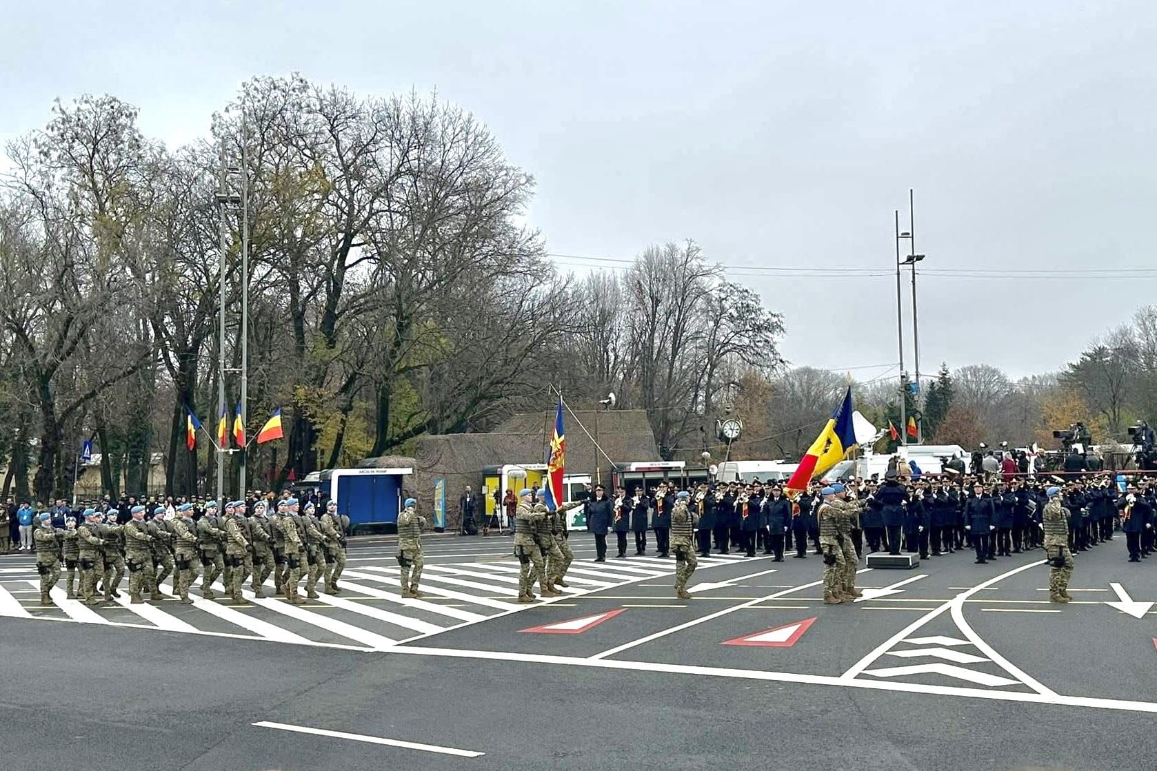 Молдавские военнослужащие первыми прошли парадом в Бухаресте в День Румынии