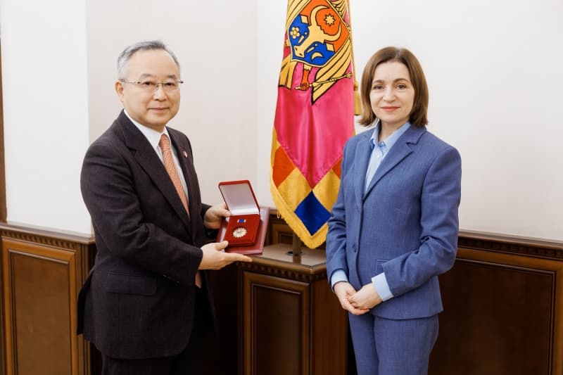 Ambasadorul Japoniei, Yoichiro Yamada, decorat de președintă cu „Ordinul de Onoare”
