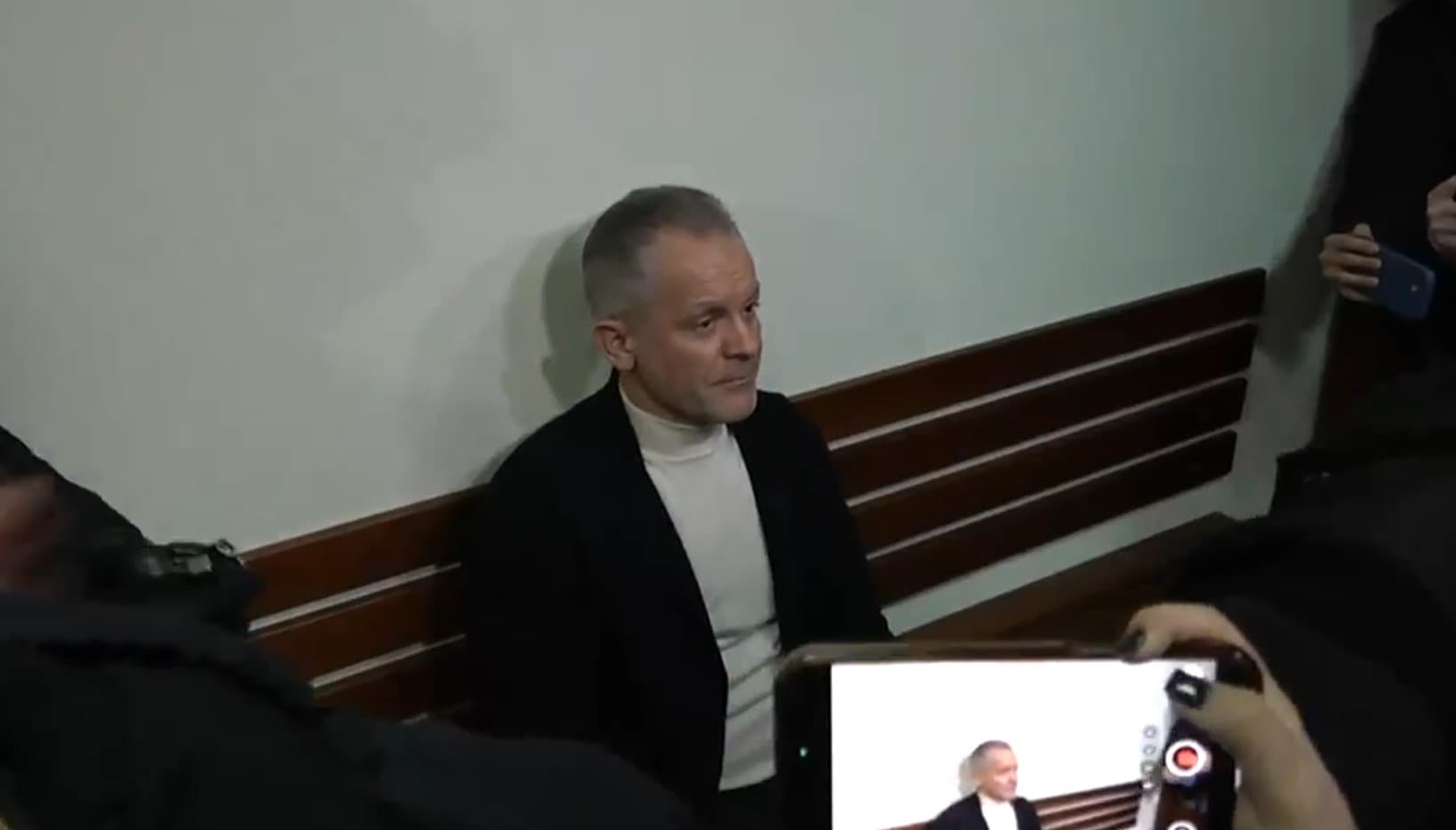 Oligarhul Vlad Plahotniuc, adus în sala de judecată