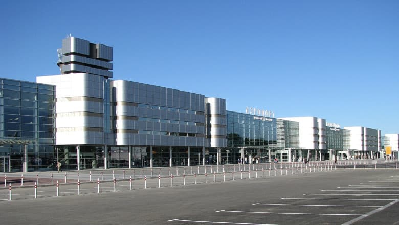 În Rusia, pasagerii sunt abordați pe aeroporturi, pentru a li se înmâna somații de recrutare militară. Cine sunt bărbații vizați