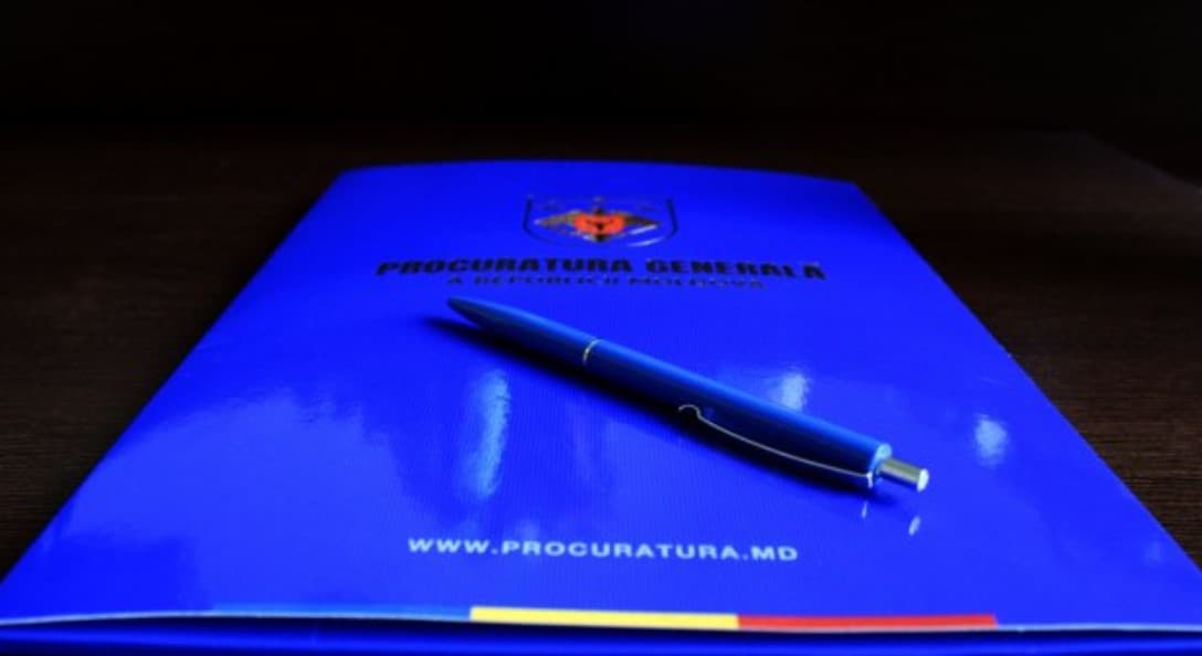 A ucis o femeie, a săvârșit mai multe jafuri și a atacat un polițist. Un bărbat din R. Moldova riscă detenție pe viață