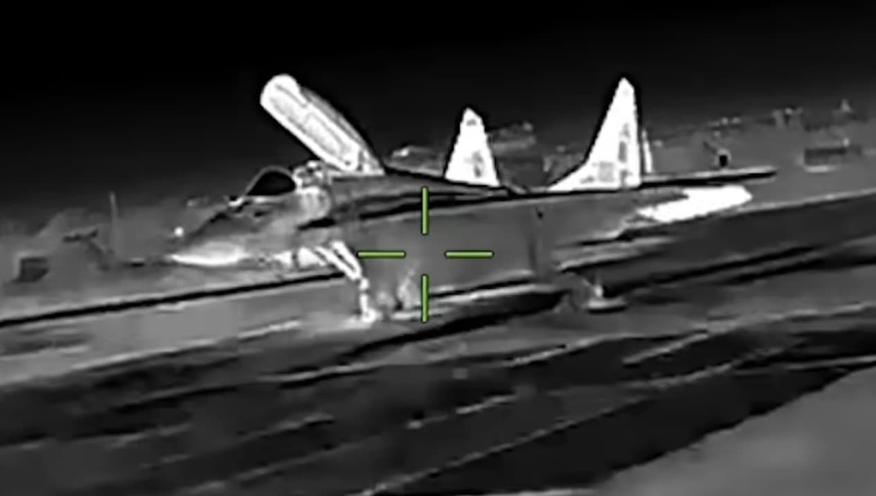 VIDEO // Momentul în care unitatea de elită ucraineană „Ghosts” distruge un avion MiG-29 rus și sisteme radar în Crimeea