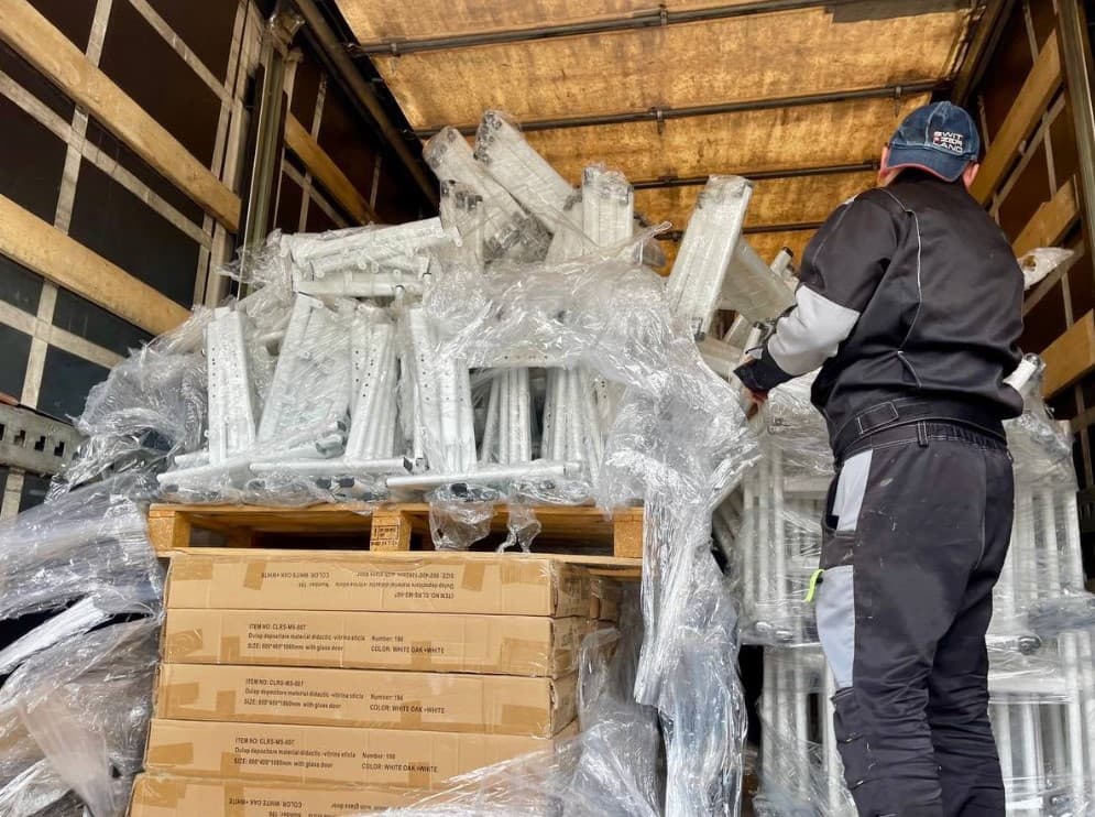 Un nou lot de mobilier școlar, oferit de Guvernul României, ajunge în școlile din Bălţi