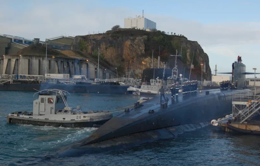 Franța // Militari de la o bază de submarine nucleare din Brest au deschis focul asupra dronelor care survolau obiectivul
