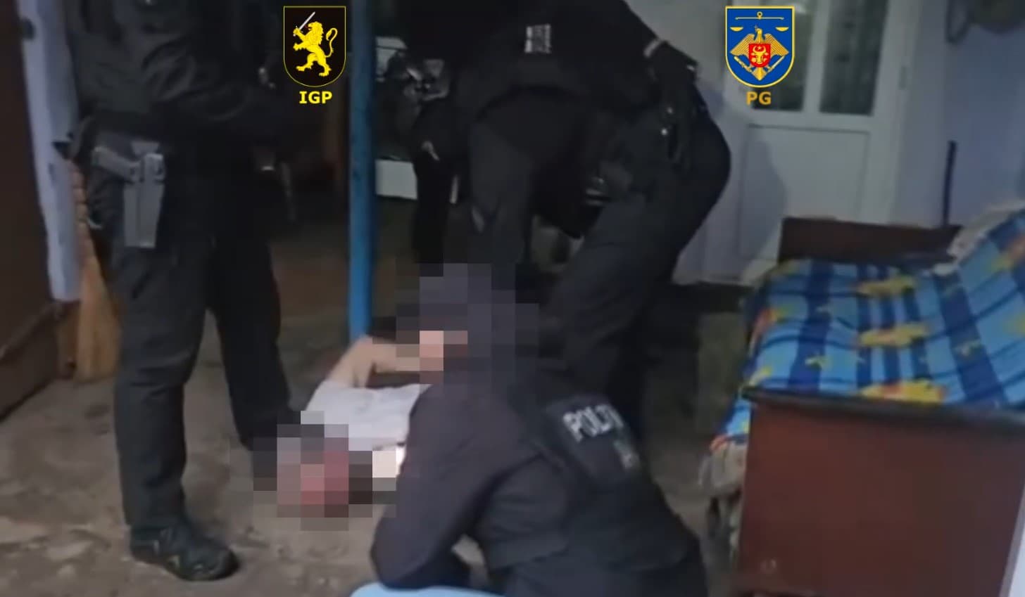 VIDEO // Și-a ucis mama în bătaie după ce victima a refuzat să-i dea bani pentru băutură. Un bărbat din Anenii Noi, arestat