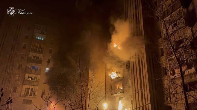 Atac cu dronă în Ucraina: şapte victime după lovirea unui bloc în Okhtyrka. Rusia revendică o nouă cucerire în Zaporojie