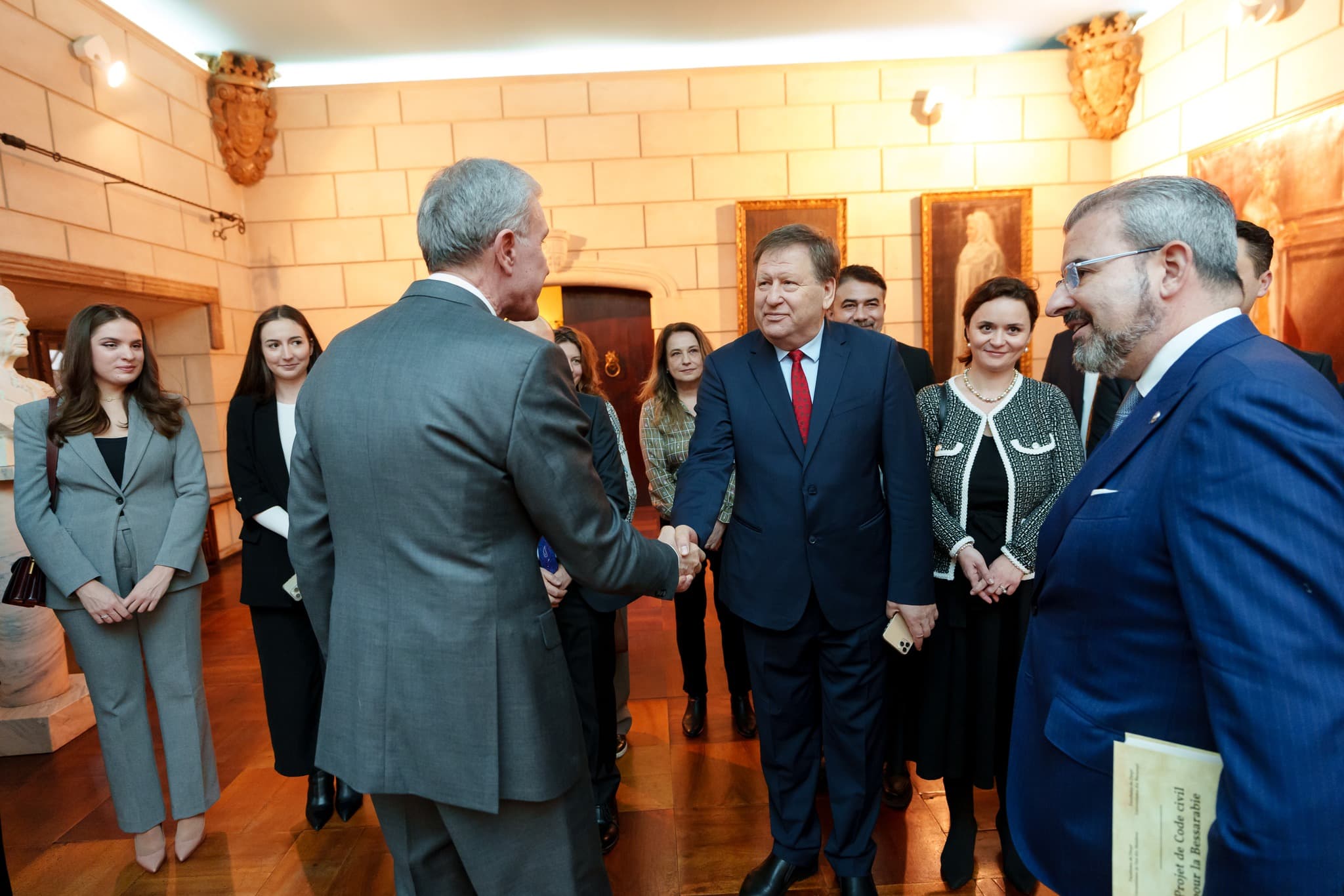 FOTO // O delegație a Facultății de Drept de la USM a vizitat Palatul Elisabeta din București, la invitația Principelui Radu