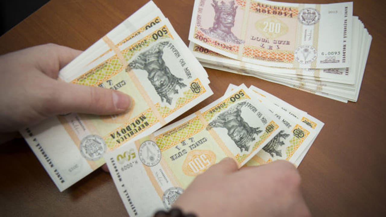 Părinții care achită studiile copiilor pot primi bani înapoi de la stat