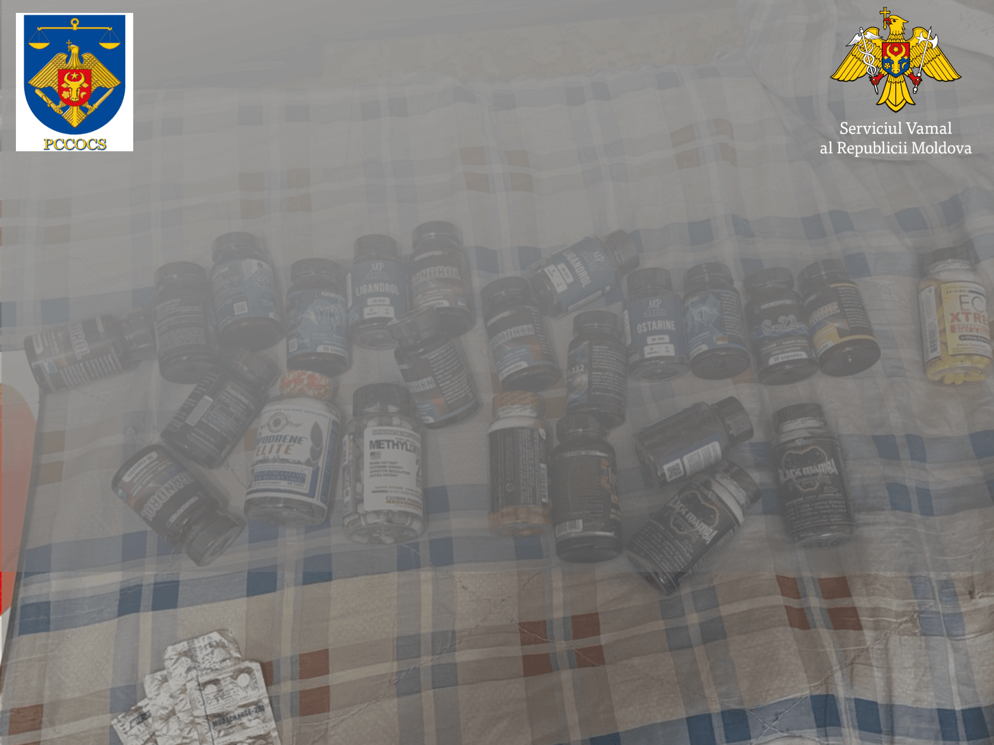 FOTO // Contrabandă prin poștă cu pastile psihotrope, depistată de Serviciul Vamal și PCCOCS. Trei persoane, cercetate de oamenii legii
