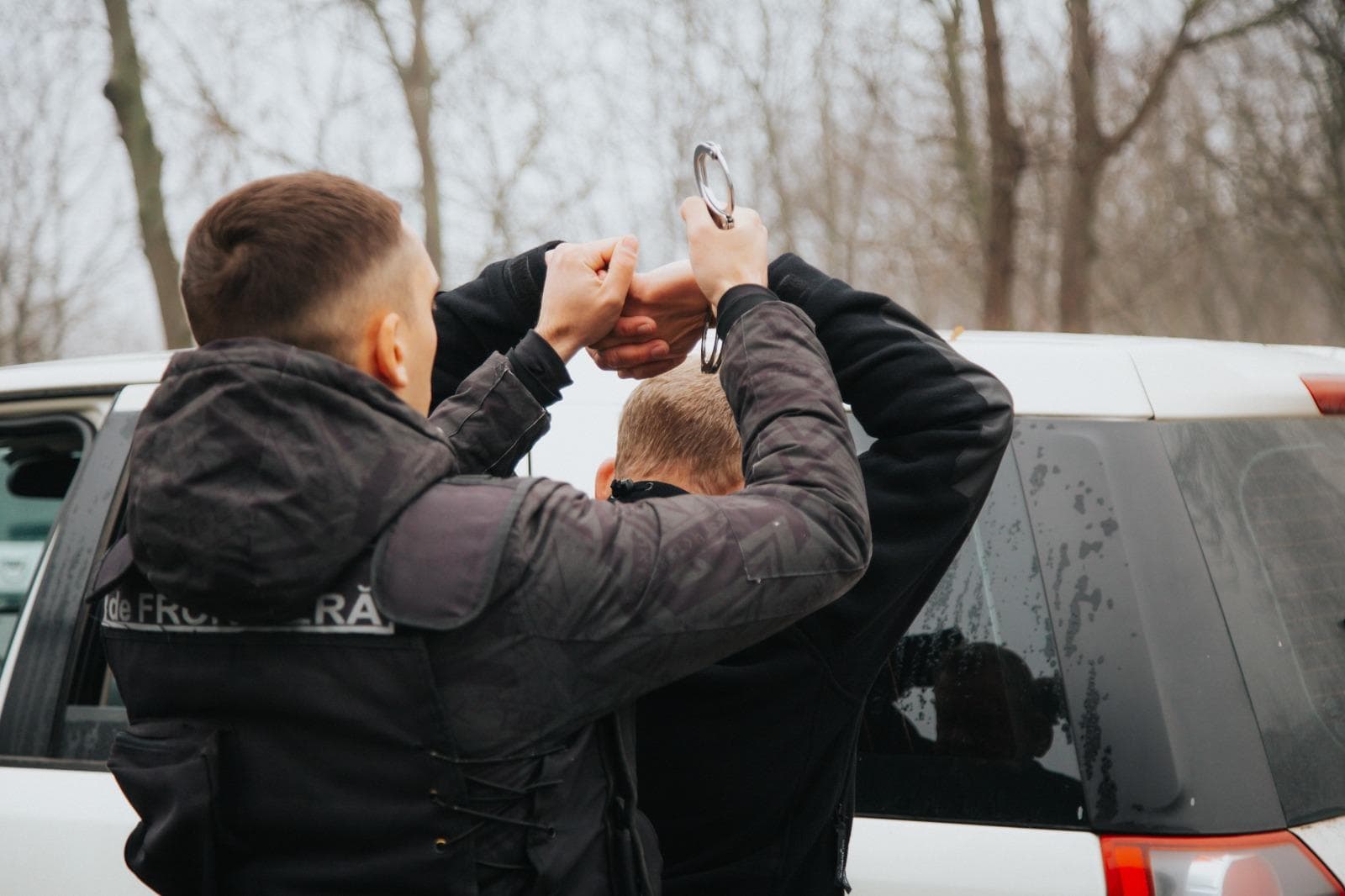 Doi moldoveni, reținuți pentru organizarea migrației ilegale spre Uniunea Europeană