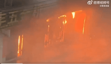 VIDEO // Douăsprezece persoane au murit într-un incendiu într-o clădire rezidenţială din sudul Chinei